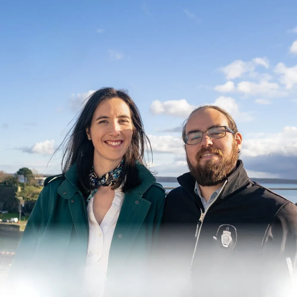Portrait souriant d'Anne-Cécile et Bryan sur le port
