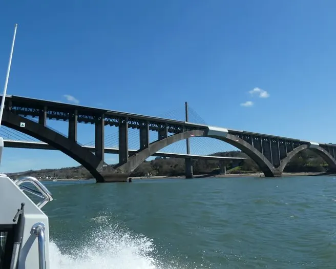 Passage sous le pont de Plougastel, à l'embouchure de l'Elorn