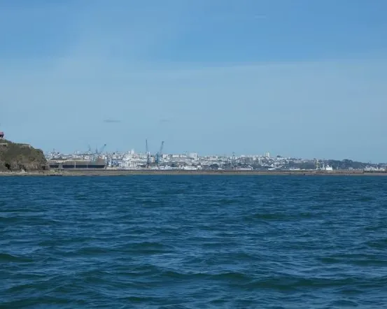 Le phare du Portzic sur la pointe, au-dessus du goulet de Brest