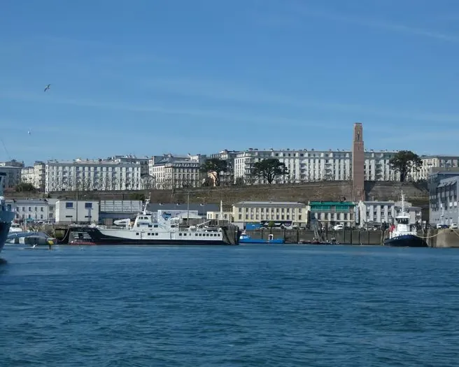 Les quais et immeubles du port de Brest vus depuis l'eau